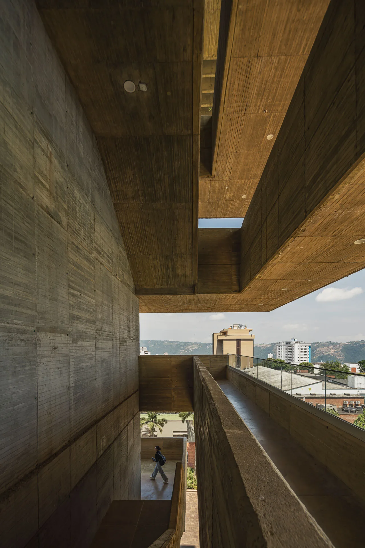 El Edificio de Ciencias Sociales UIS integrado en el campus universitario de Bucaramanga.